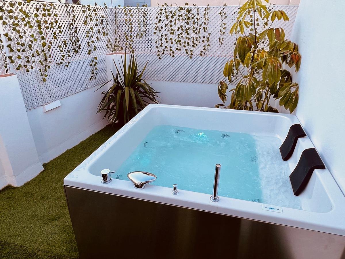 Downtown Apartment With Private Terrace & Jacuzzi Seville Luaran gambar