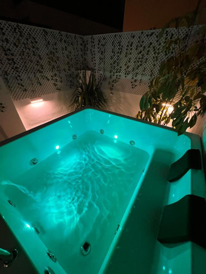 Downtown Apartment With Private Terrace & Jacuzzi Seville Luaran gambar